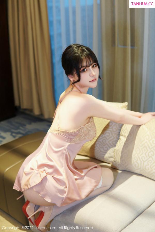   [XiuRen]高清写真图 2022.12.21 No.6022 桃桃子_ 新人美腿第14张图片